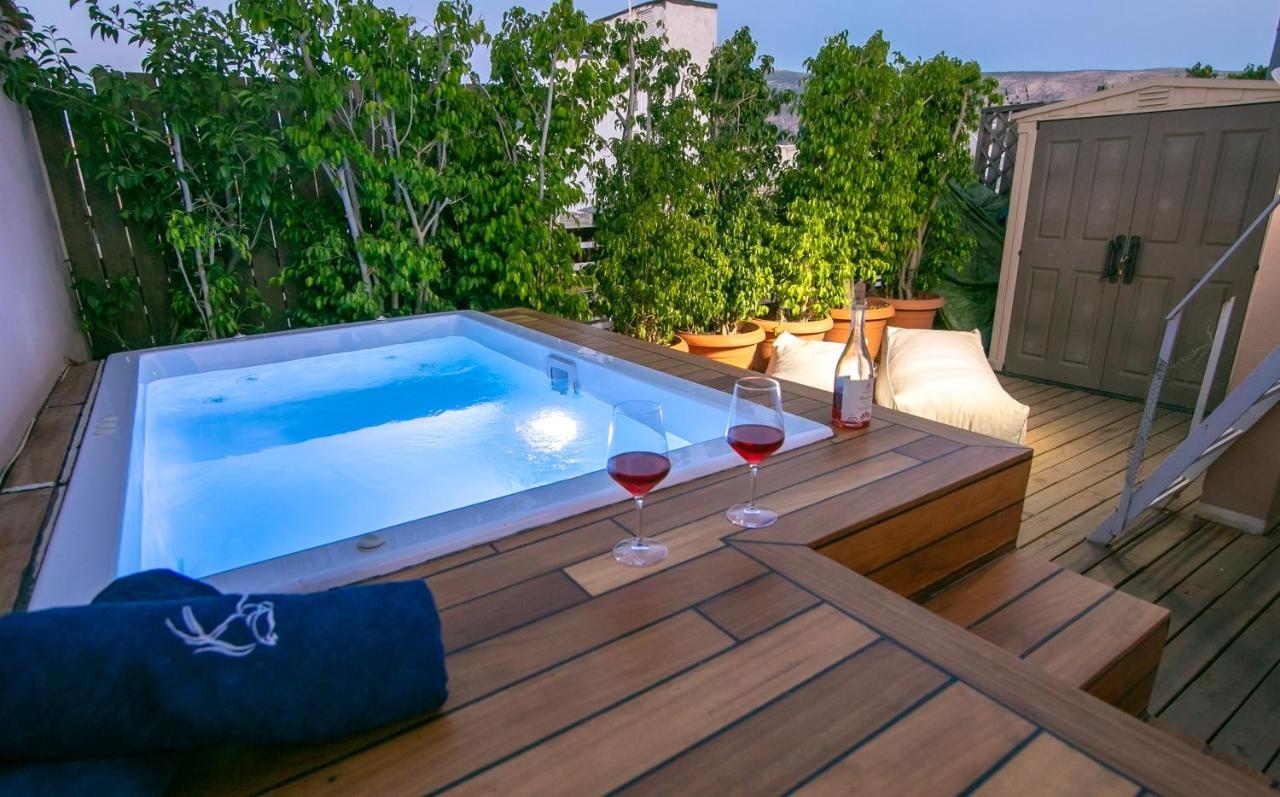 Beautiful Penthouse In Athens With Outside Jacuzzi Apartment Bagian luar foto
